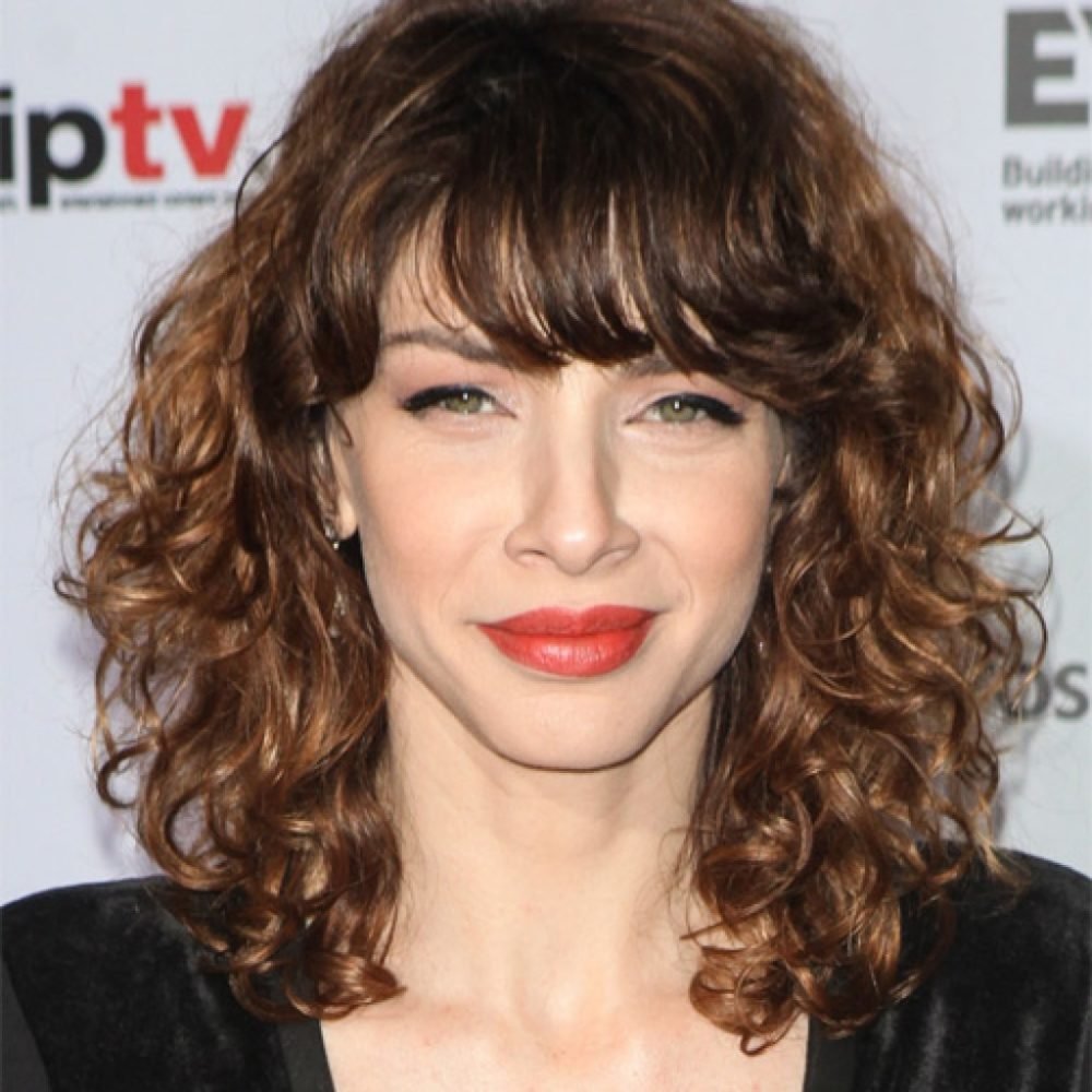 Прическа на кудрявые волосы с челкой