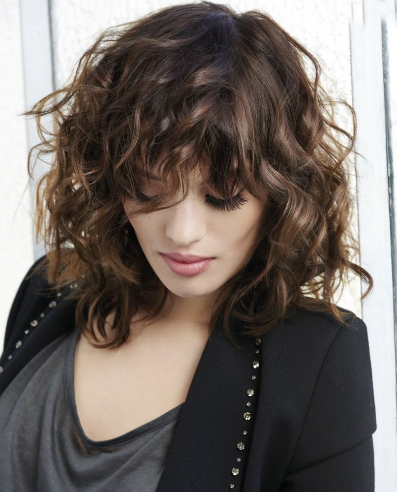Стрижка на средние волнистые волосы с челкой