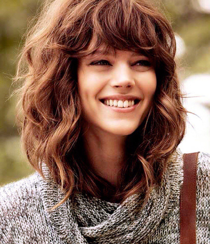 Прямая челка и кудрявые волосы