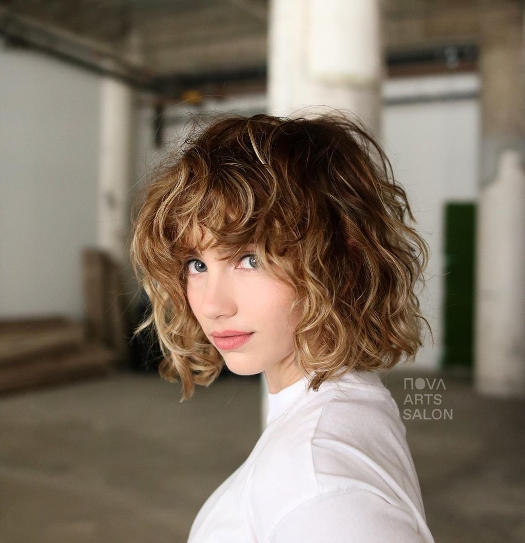 Curly Bob модель
