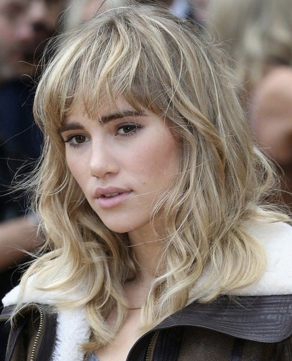 Стрижки на волнистые волосы с челкой