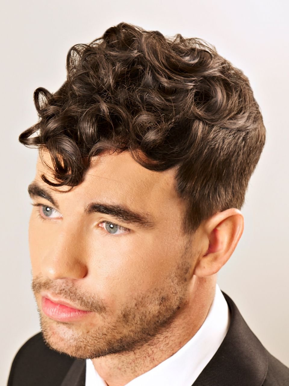 Курчавые волосы у мужчин. Кудрявый Помпадур (curly hair men. Мужская стрижка кудри. Мужские стрижки на кучерявые волосы. Прически с вьющимися волосами для мужчин.