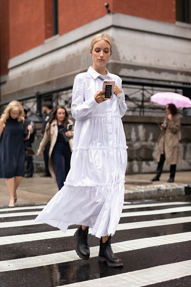 Вечернее платье с кедами