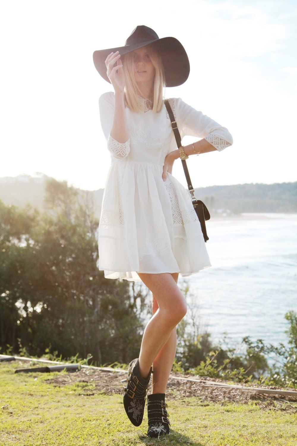 Платье с массивными ботинками