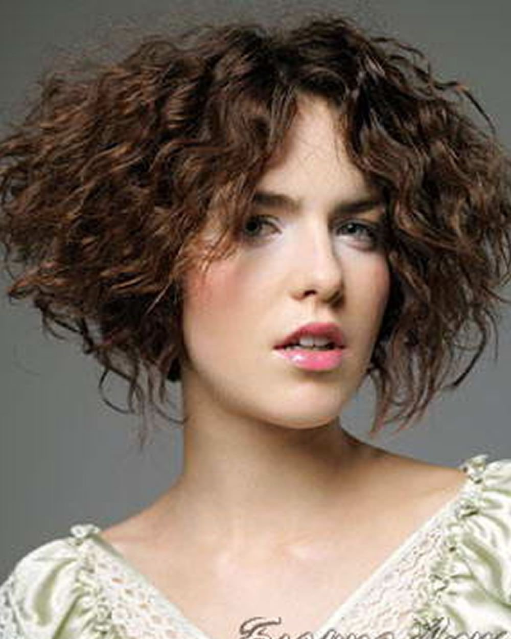 Стрижка каре 2022 на волнистые волосы