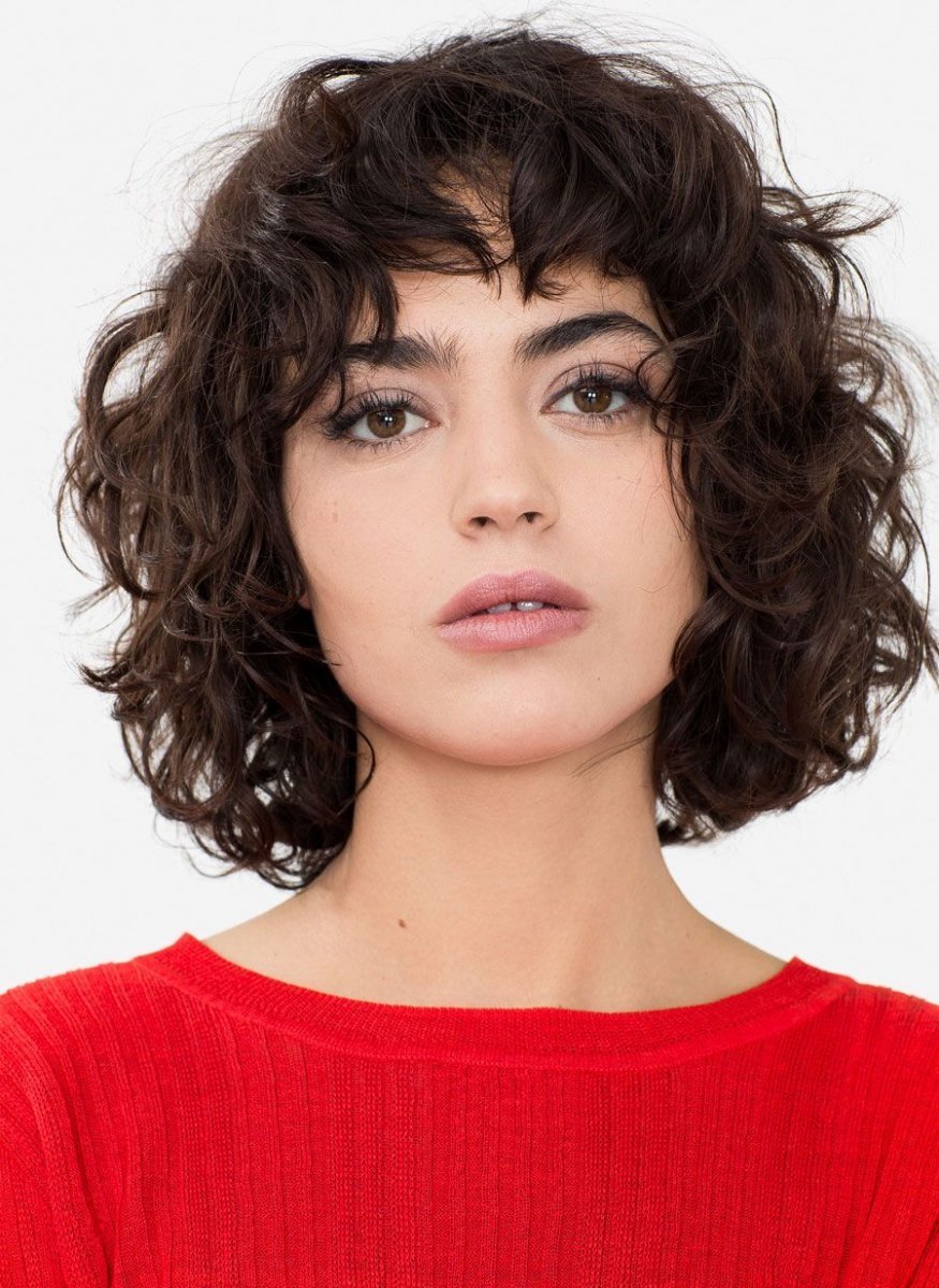 Стрижка Боб каре на средние волнистые с челкой