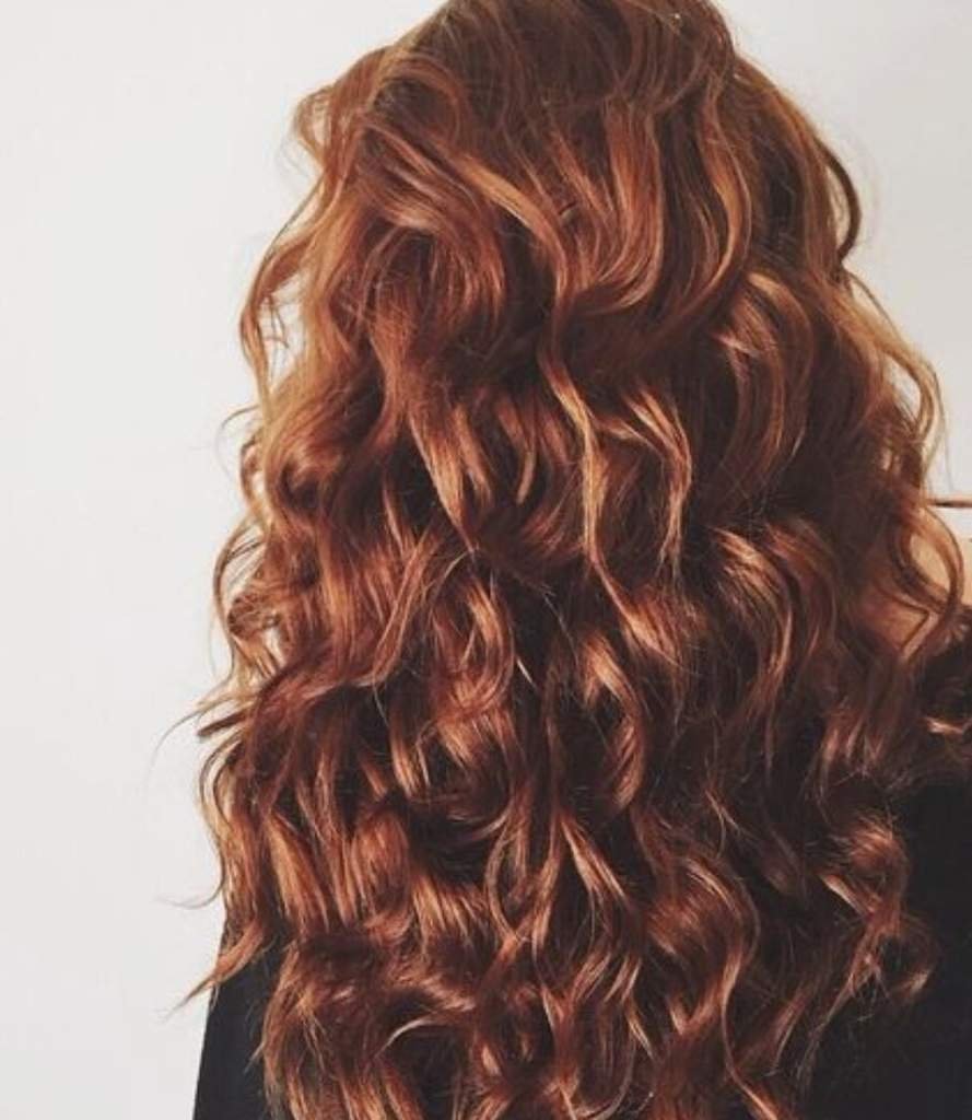 Кучерявые каштановые волосы