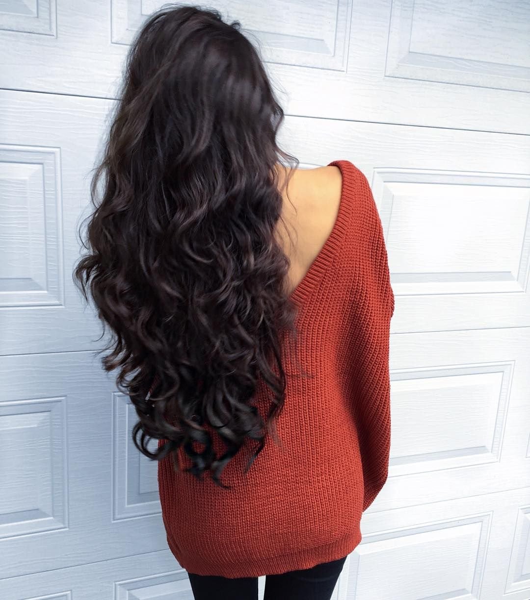 Длинные темные вьющиеся волосы