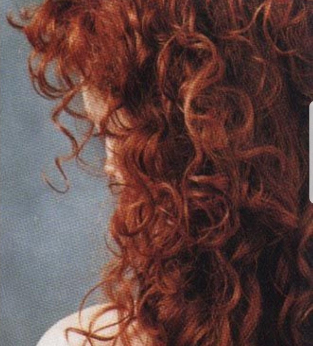 Рыжий кучерявый волос со спины