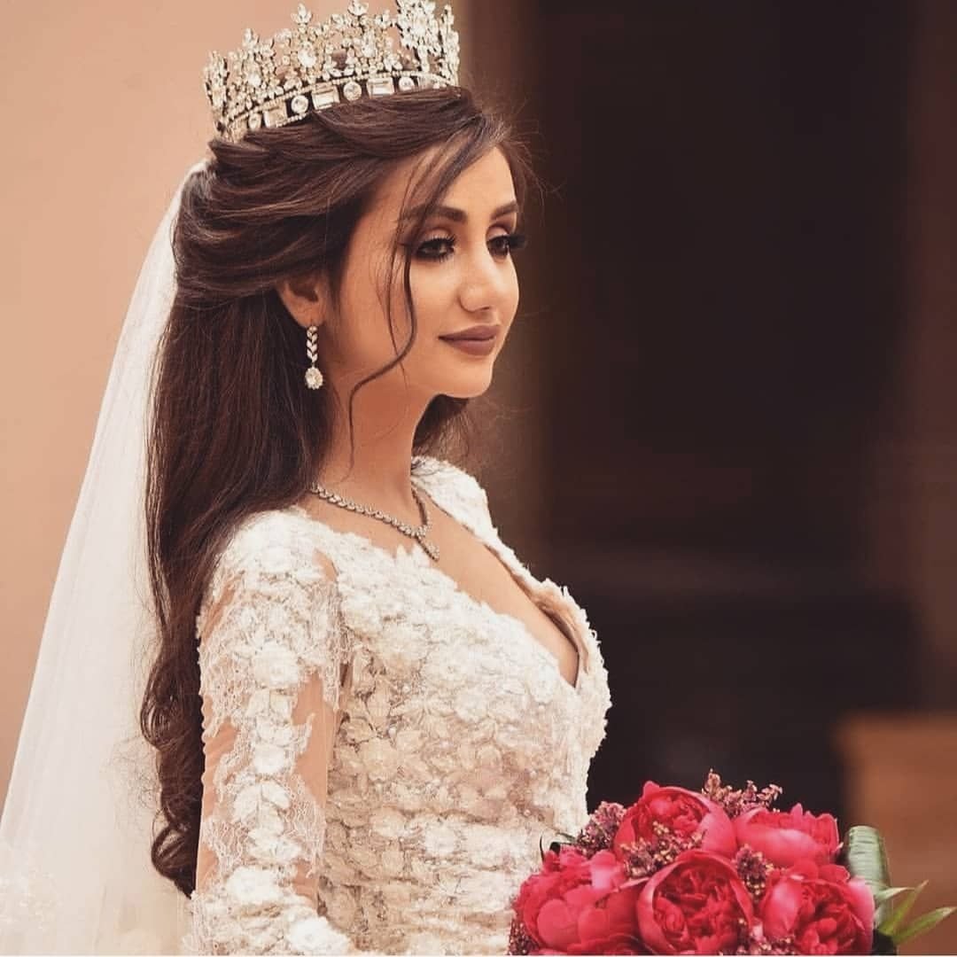 Прическа с короной и фатой