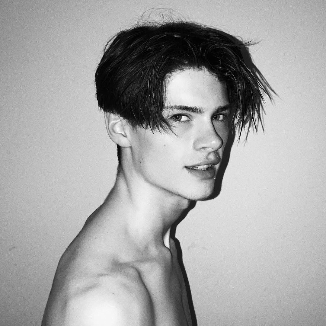 Парень с растрепанными волосами