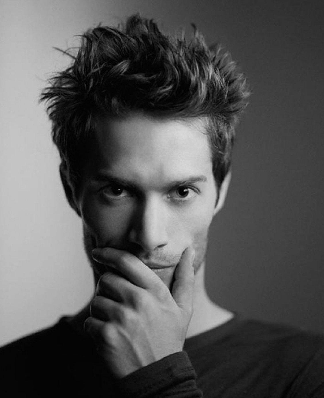 Парень с растрепанными волосами