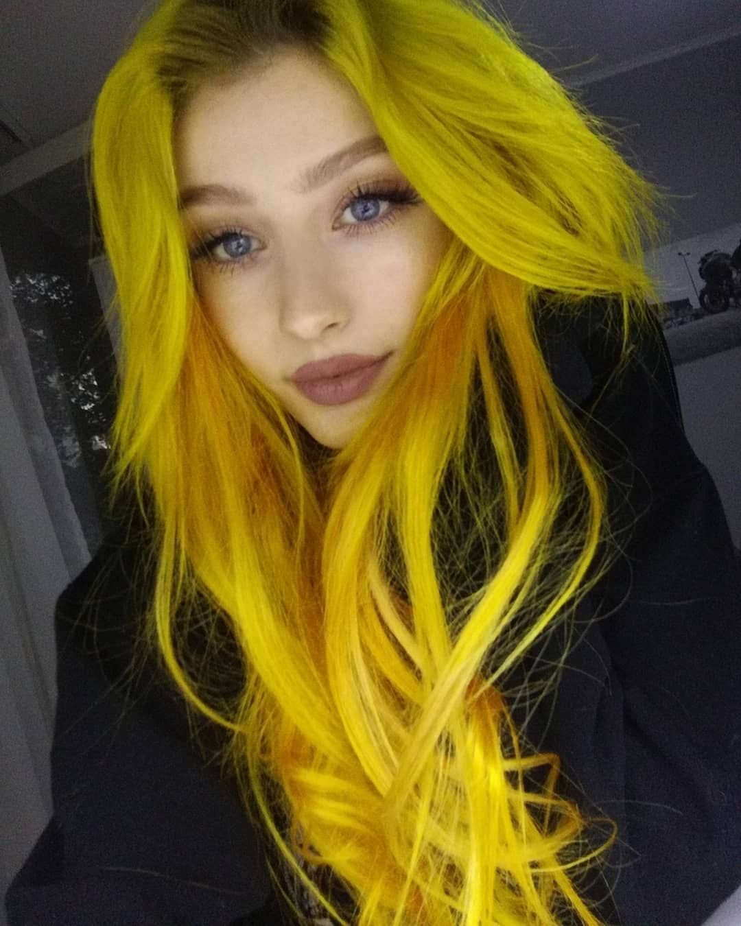 Желтый волос 2. Девушка с желтыми волосами. Желтые пряди. Девочка с желтыми волосами. Желтое окрашивание.