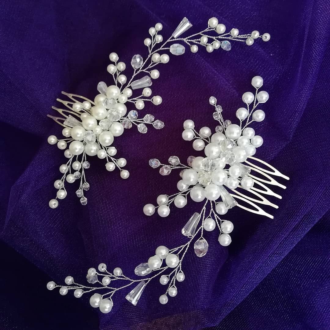 Ветка украшенная бусами и цветами