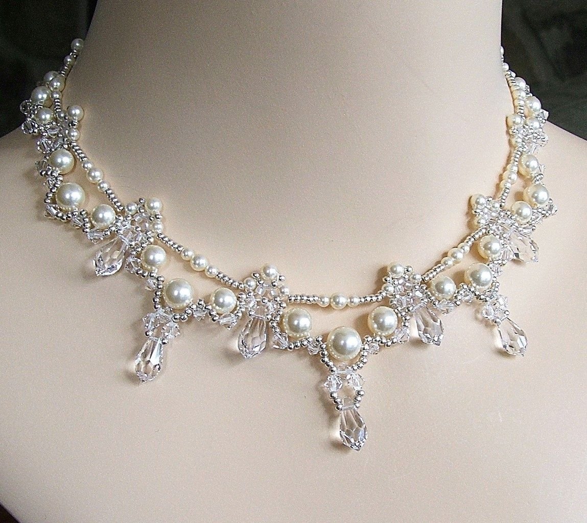 Колье из бисера и бусин