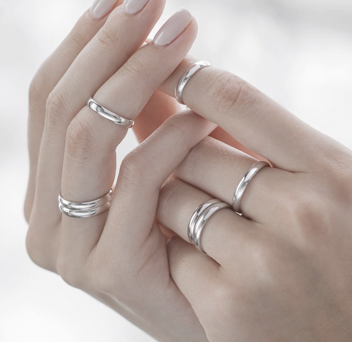 Серебряное обручальное кольцо на пальце