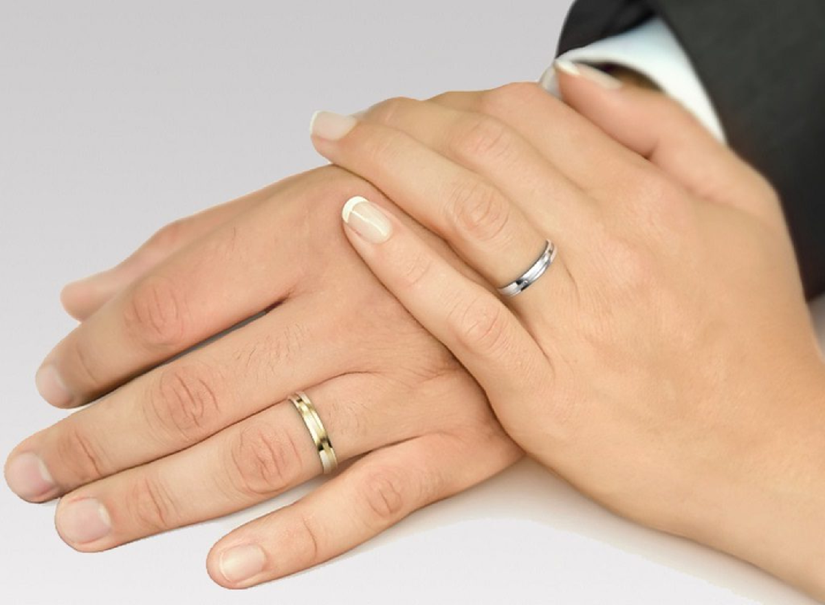 Обручальные кольца на руках