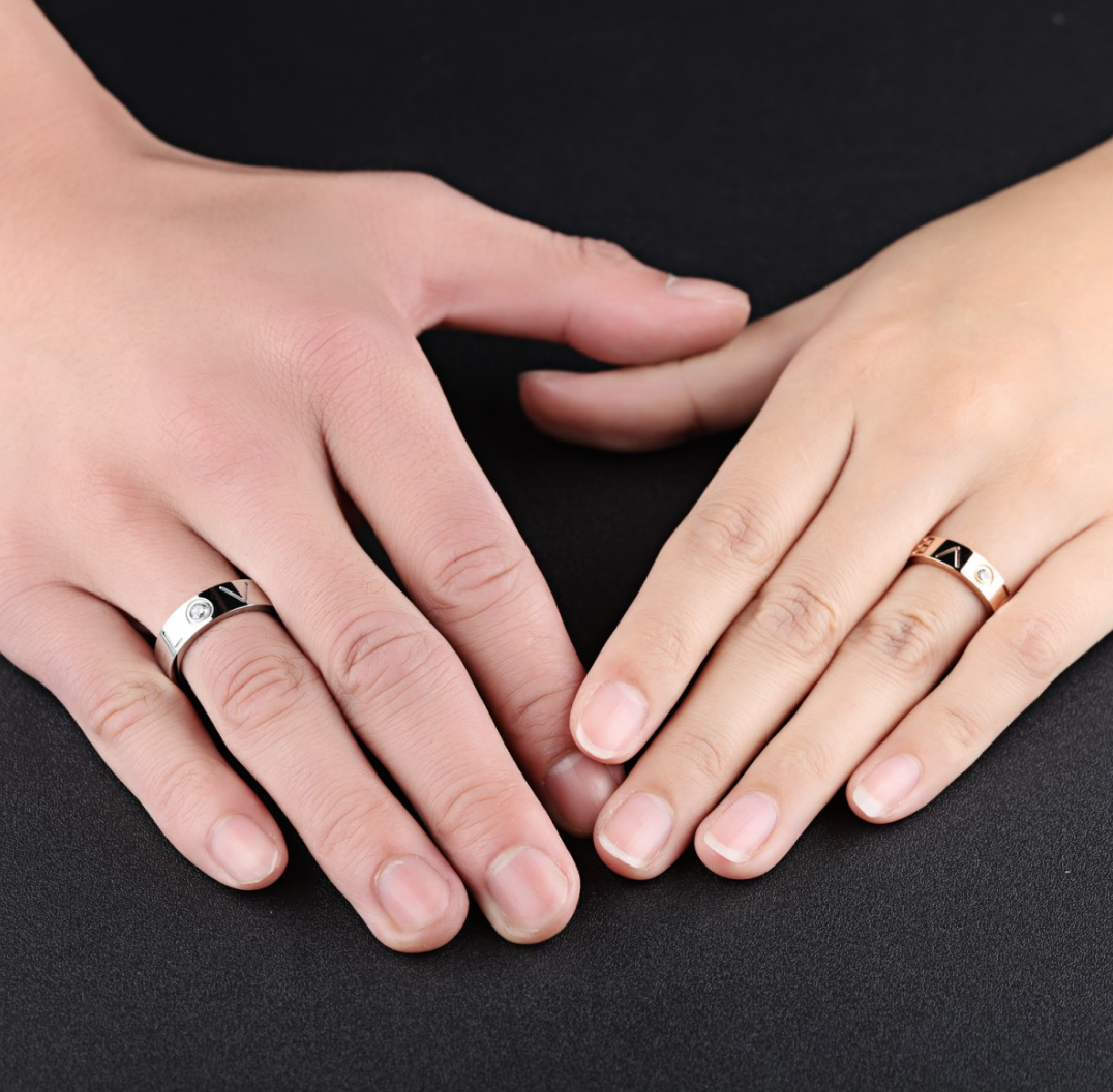 Кольца обручальные классические на руке