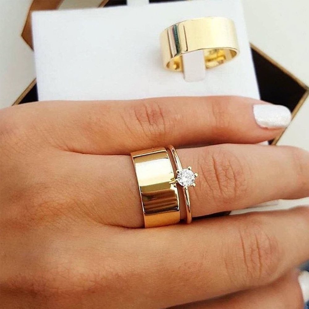 Широкое обручальное кольцо на руке