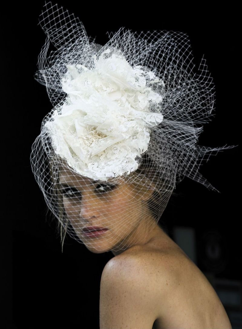 Свадебные прически на средний волос набок с вуалеткой