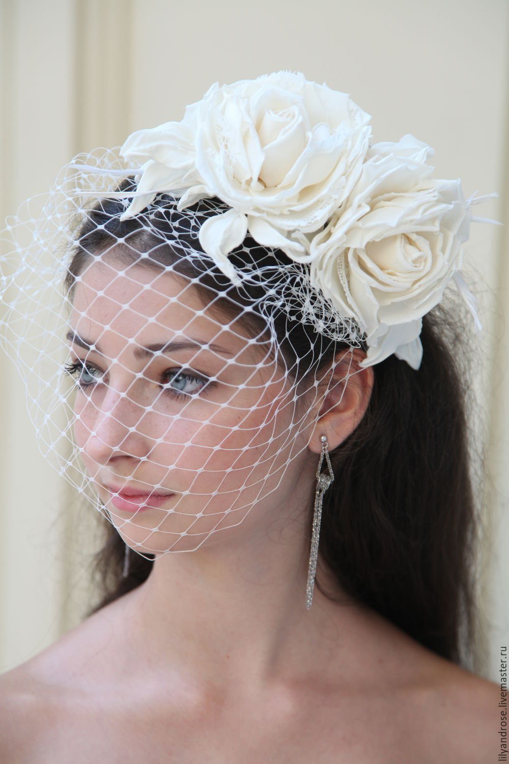 Прическа на короткие волосы со шляпкой