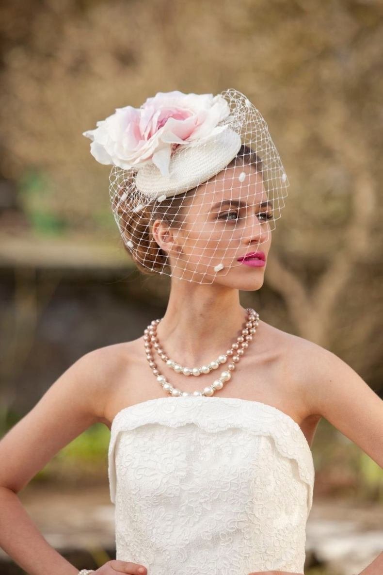 Короткие волосы у девушек для невесты вуалетка шляпка