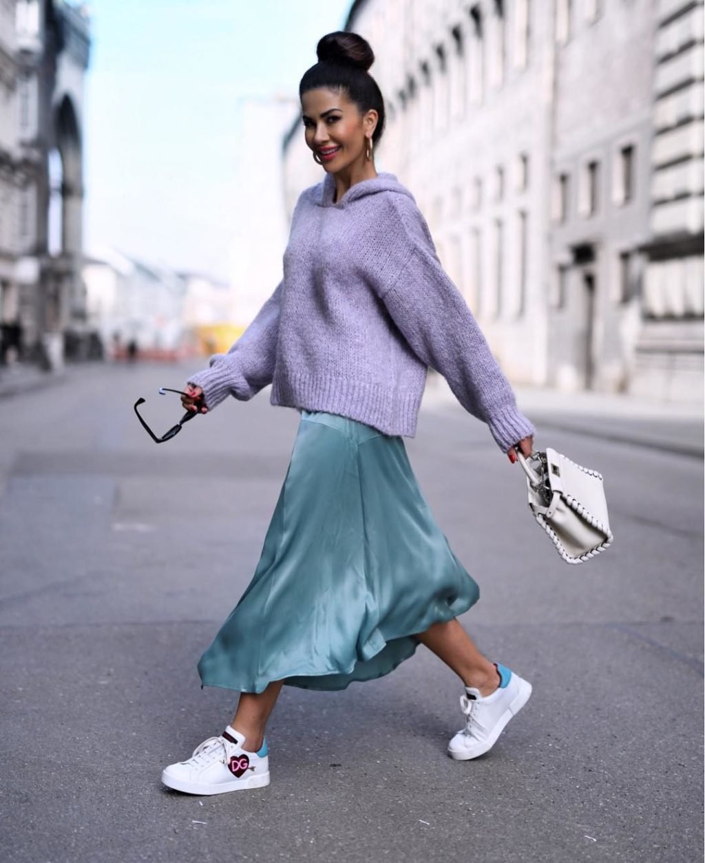 Атласная юбка со свитером