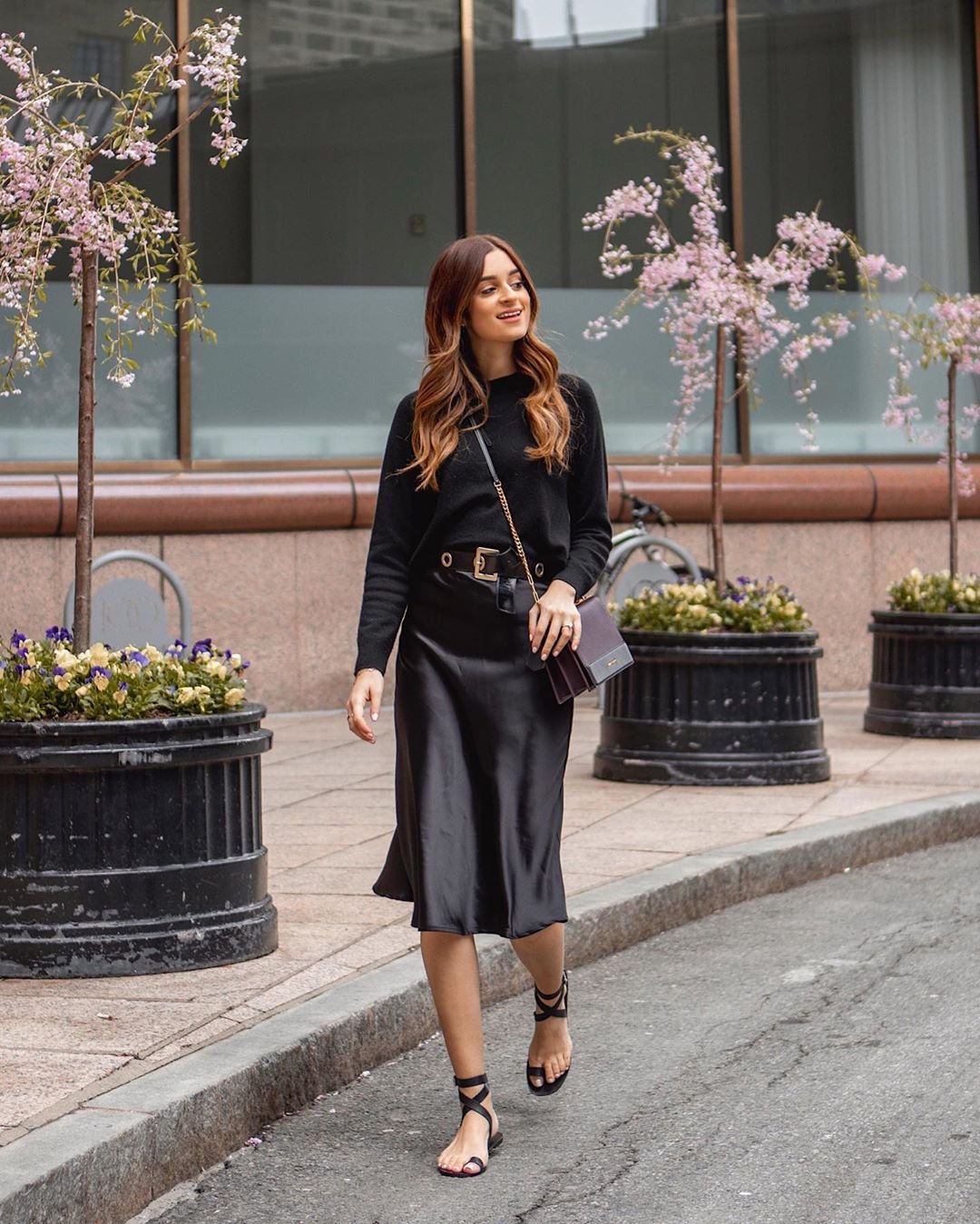 Образ с атласной юбкой и свитером