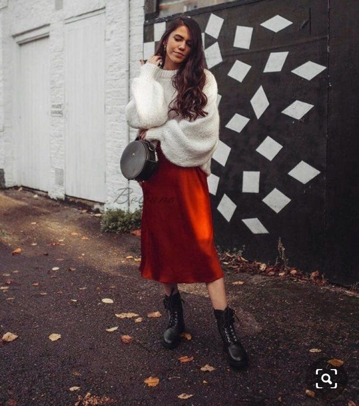 Образы с черной атласной юбкой миди