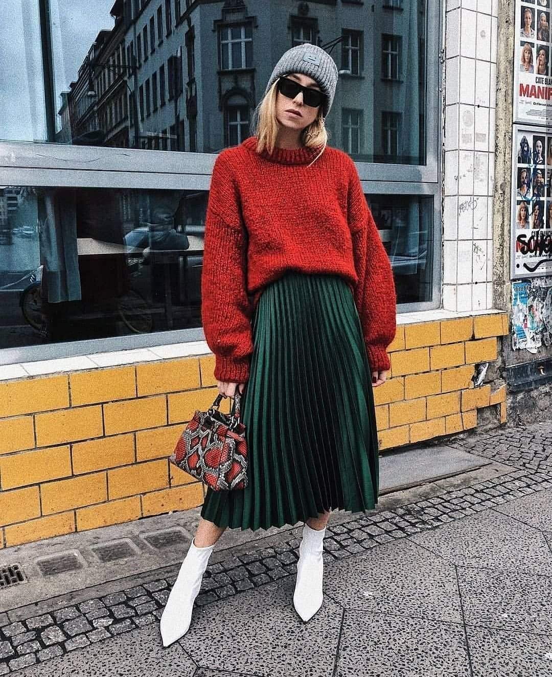 Бежевый топ с юбкой