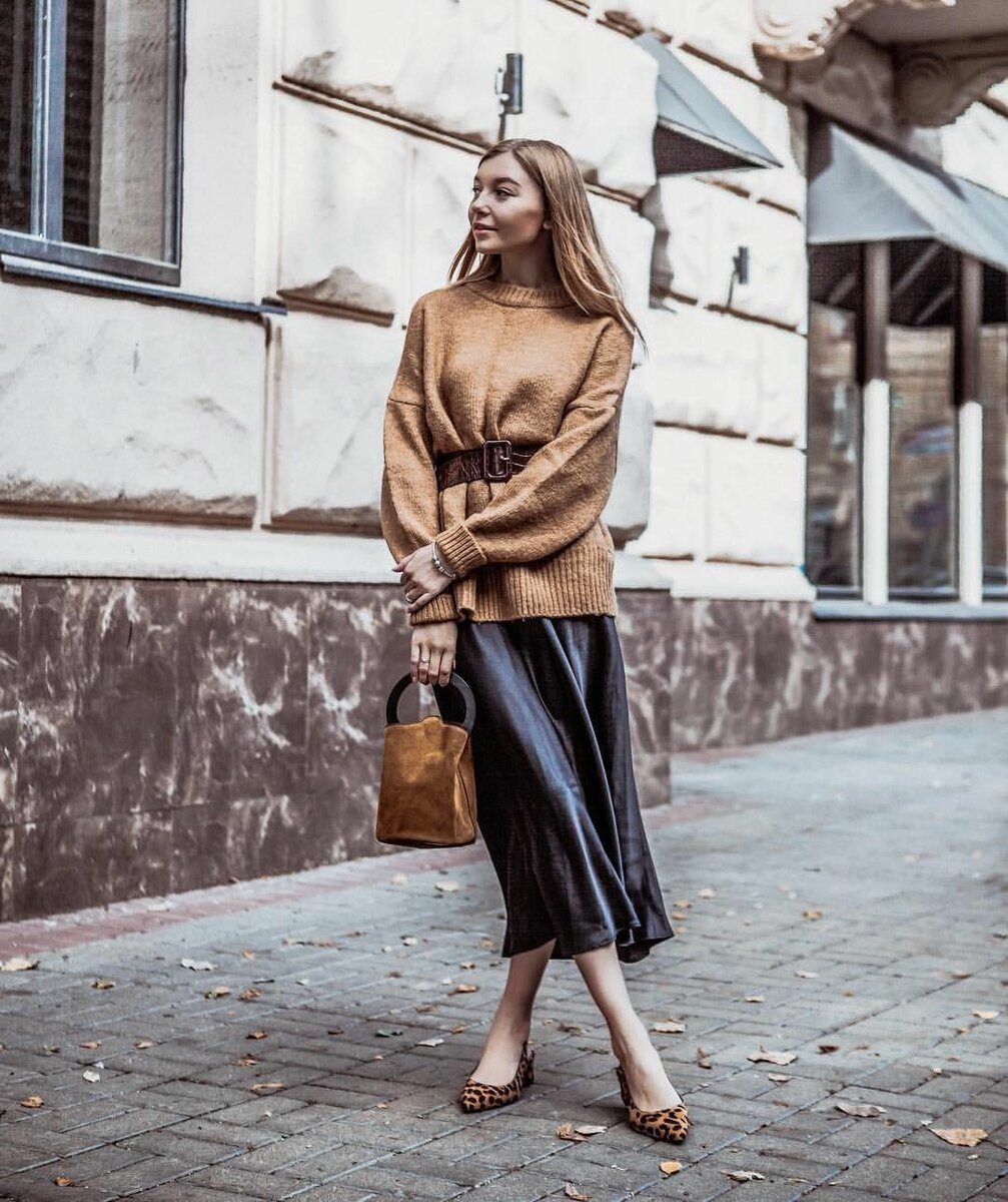 Шелковая юбка миди со свитером