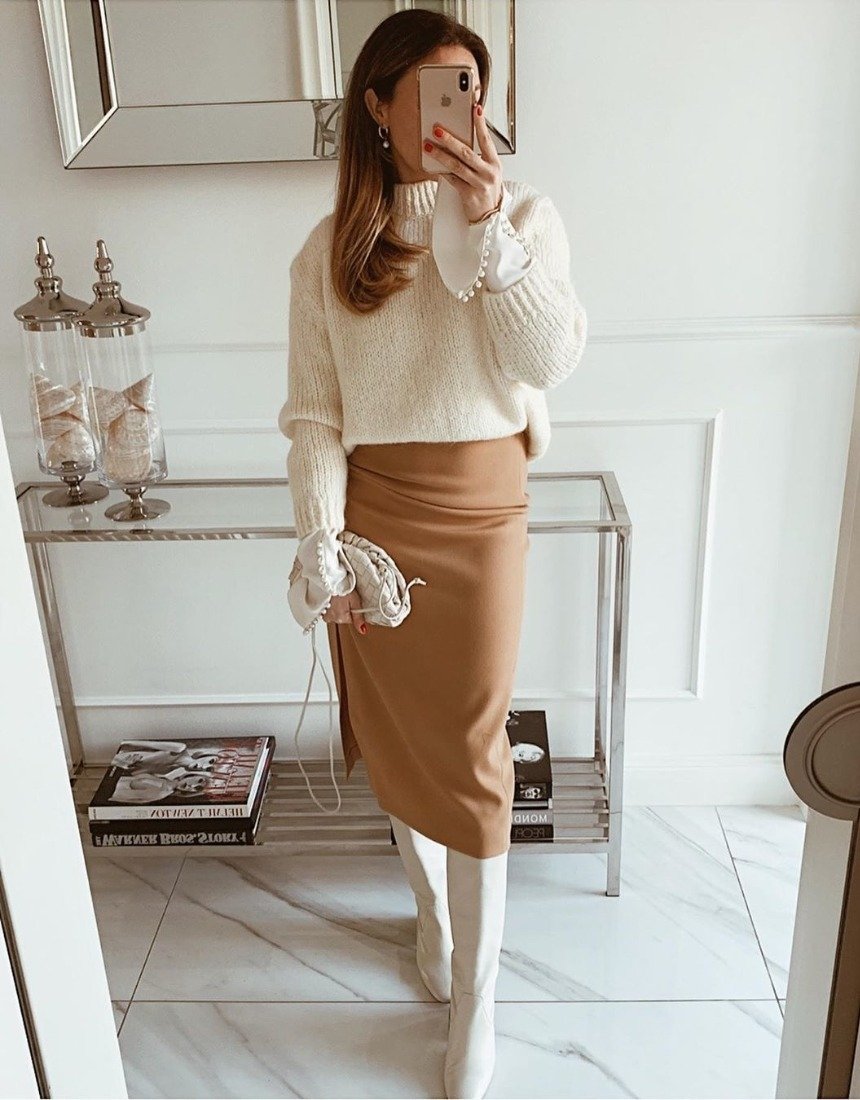 Шелковая юбка со свитером