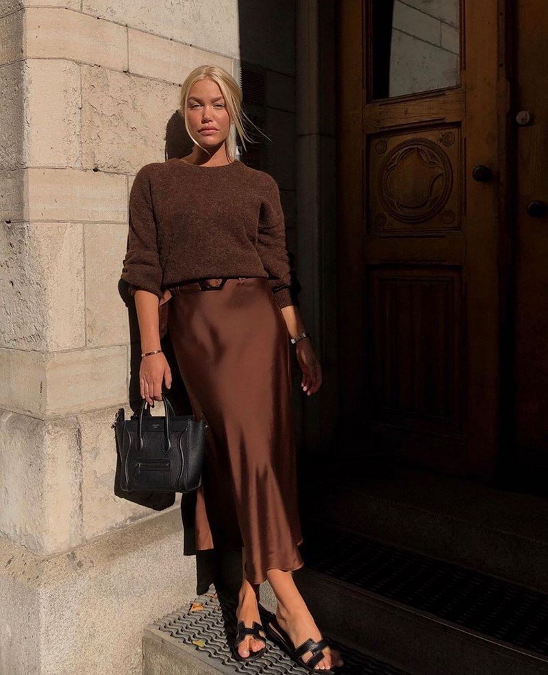 Шелковая юбка со свитером