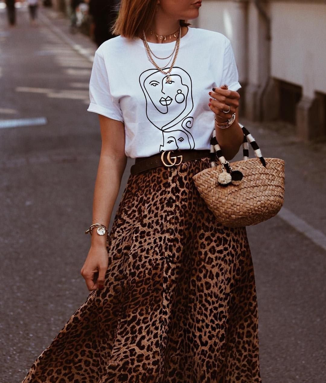 Леопардовая юбка с футболкой