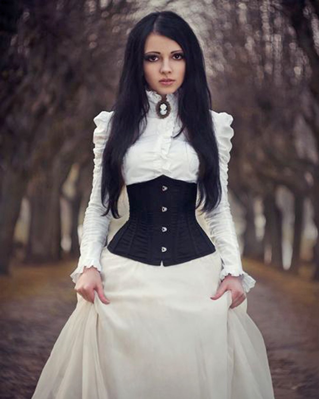 Корсет поверх одежды