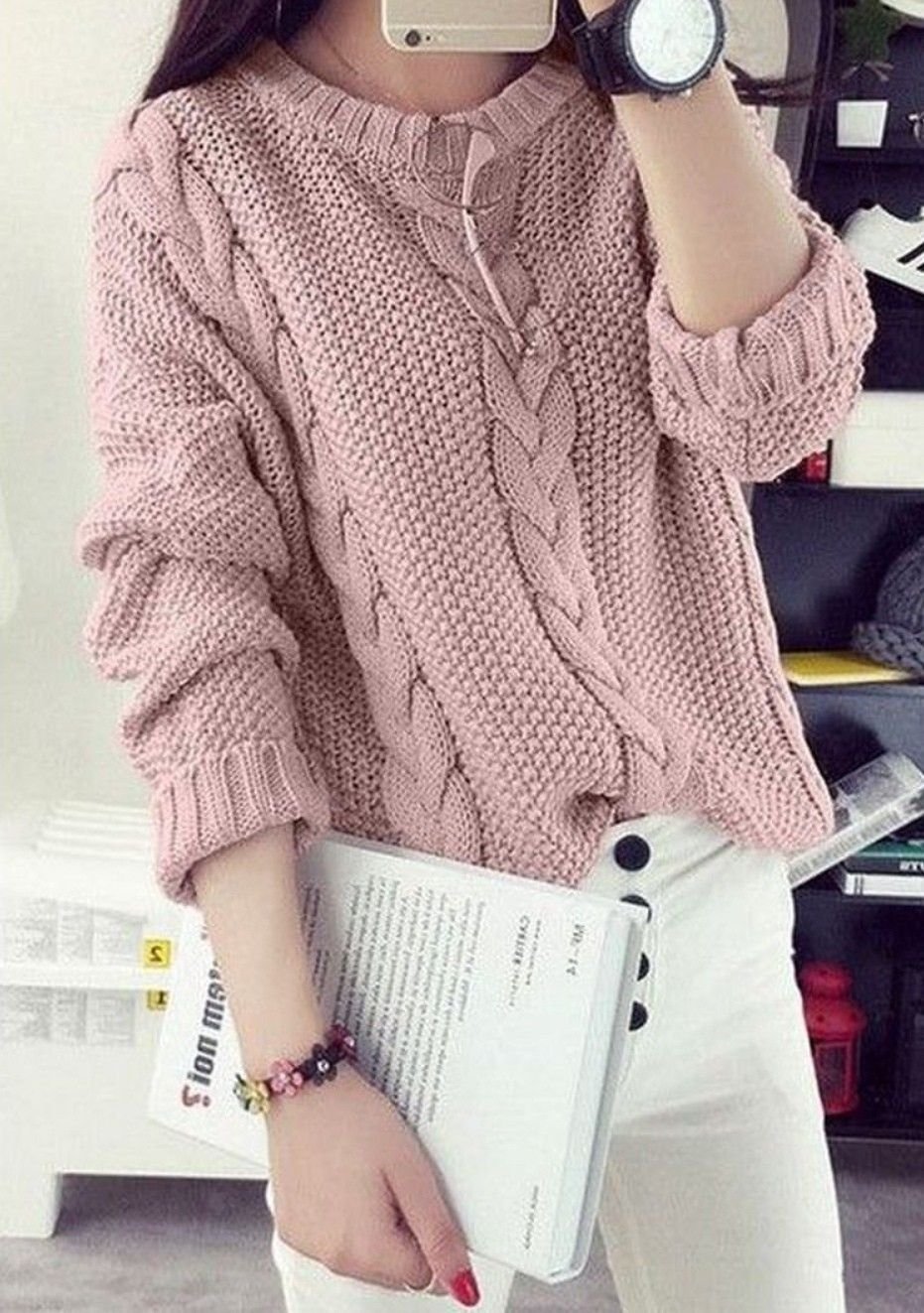 Красивая девушка в свитере