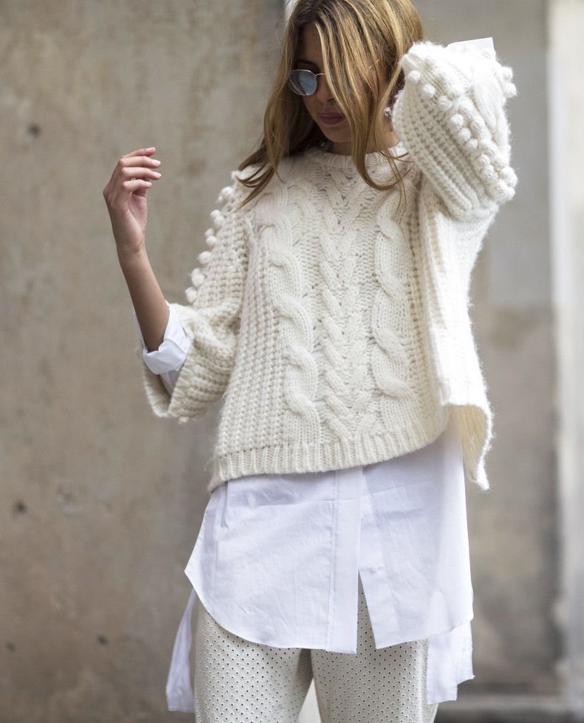 Белый свитер стильный женский