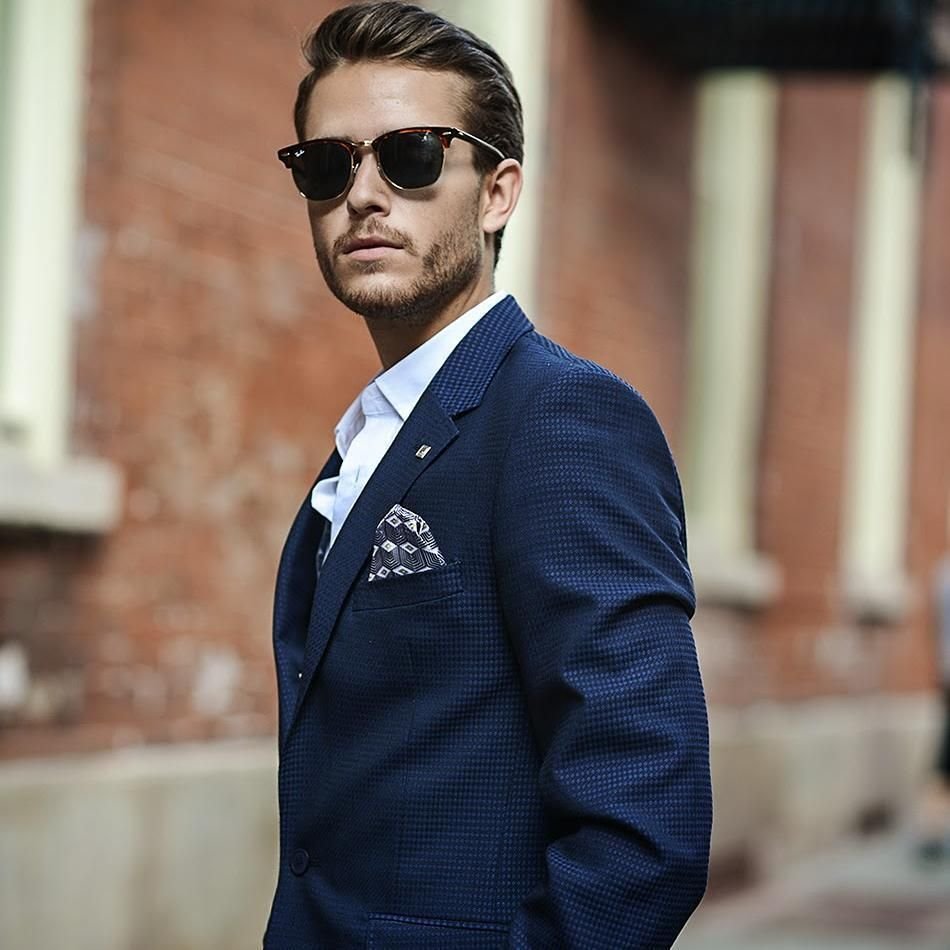 Адам Галлахер очках