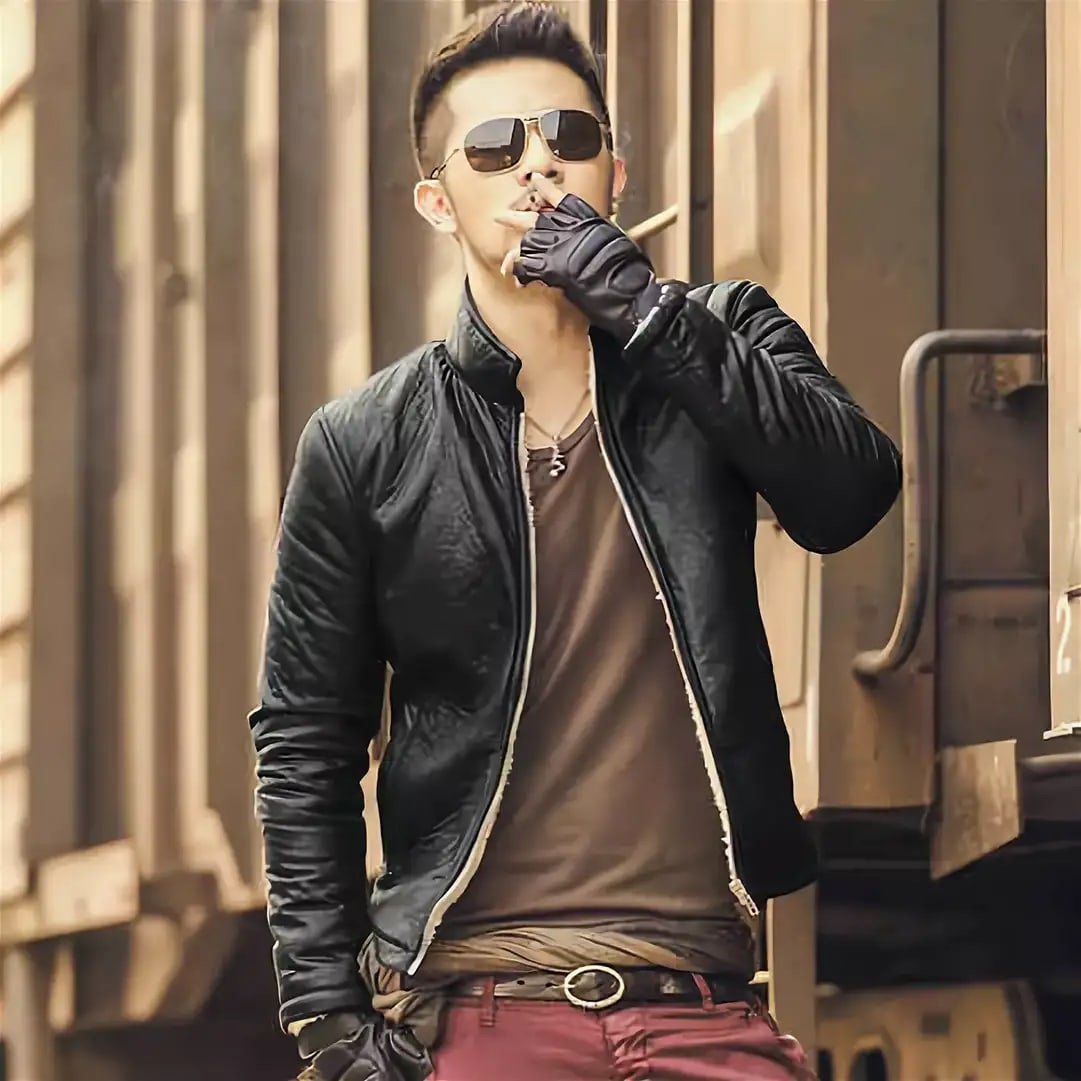 Юноша в кожаной куртке