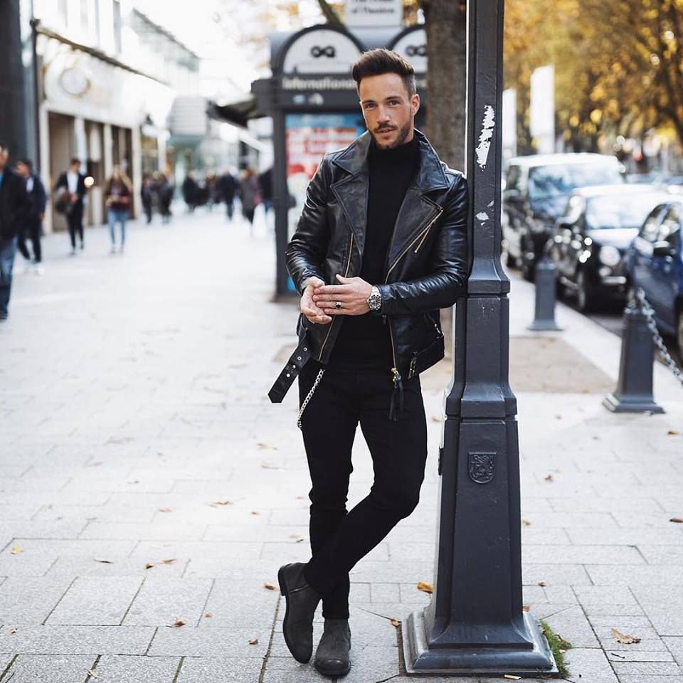 Мужчина в косухе