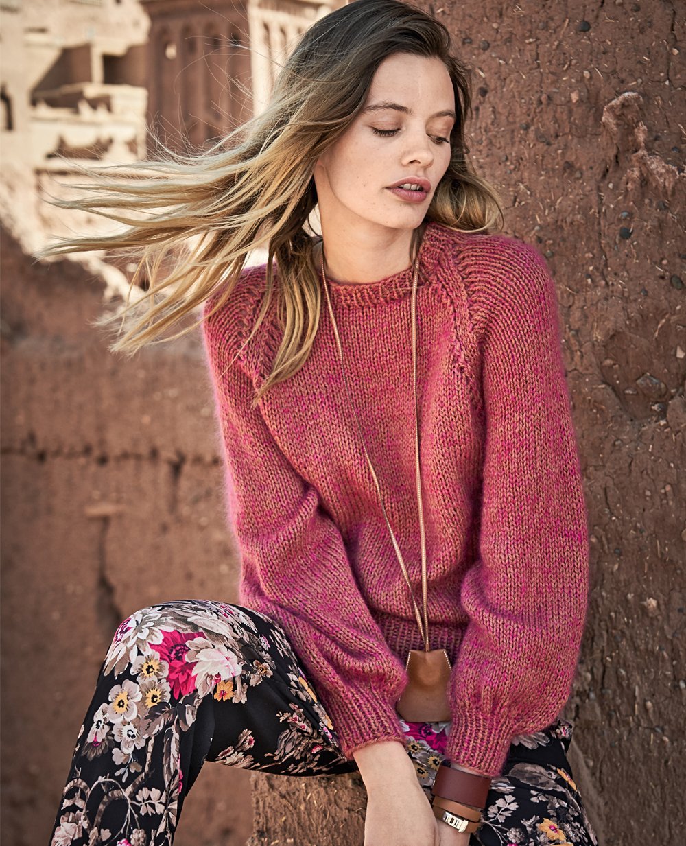 Ажурный свитер с шишечками