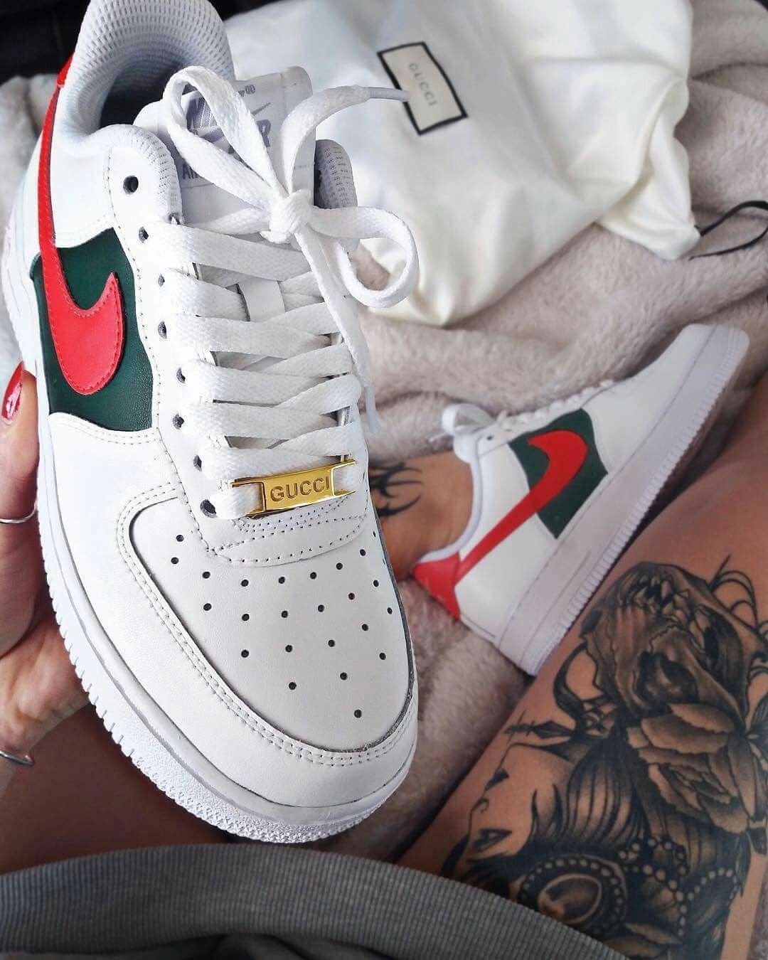 Детские ноги в кроссовках