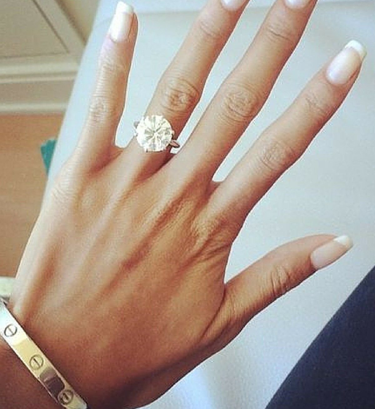 Маникюр с обручальным кольцом на пальце