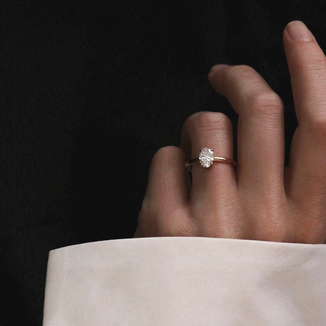 Девушка с кольцом на пальце