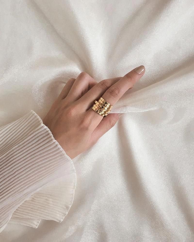 Руки с кольцами Эстетика