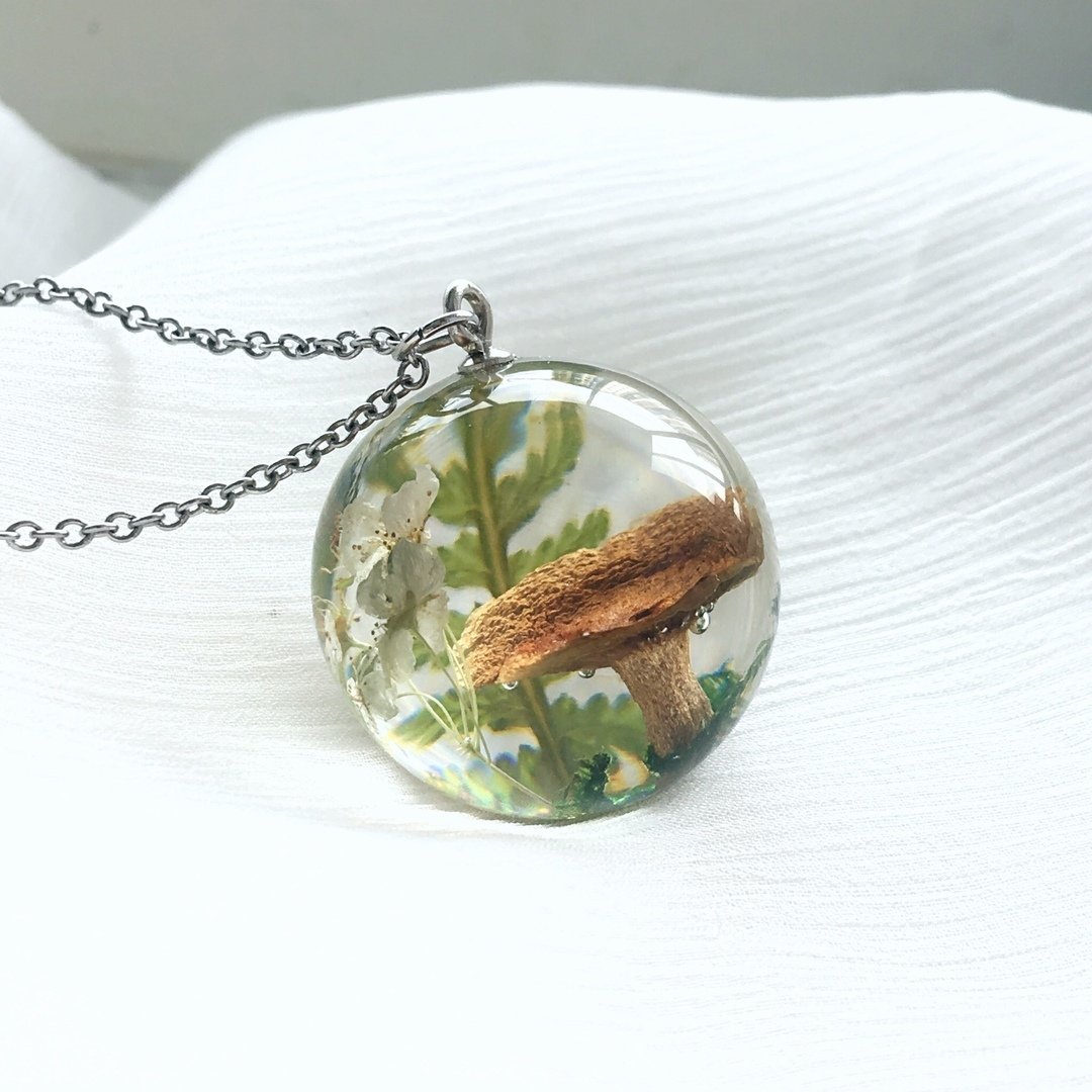 Украшения из эпоксидной смолы с сухоцветами