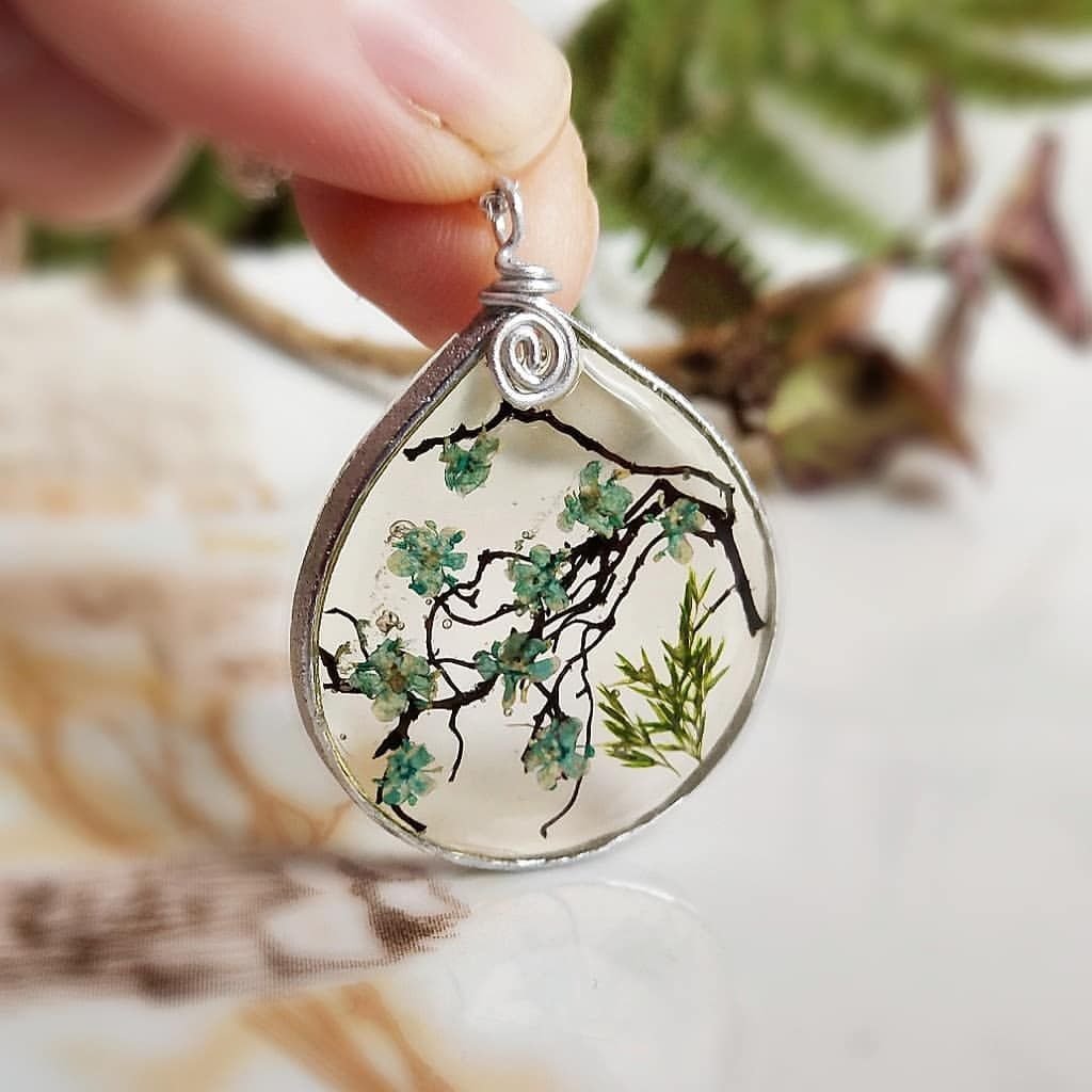 Украшения из эпоксидной смолы с сухоцветами