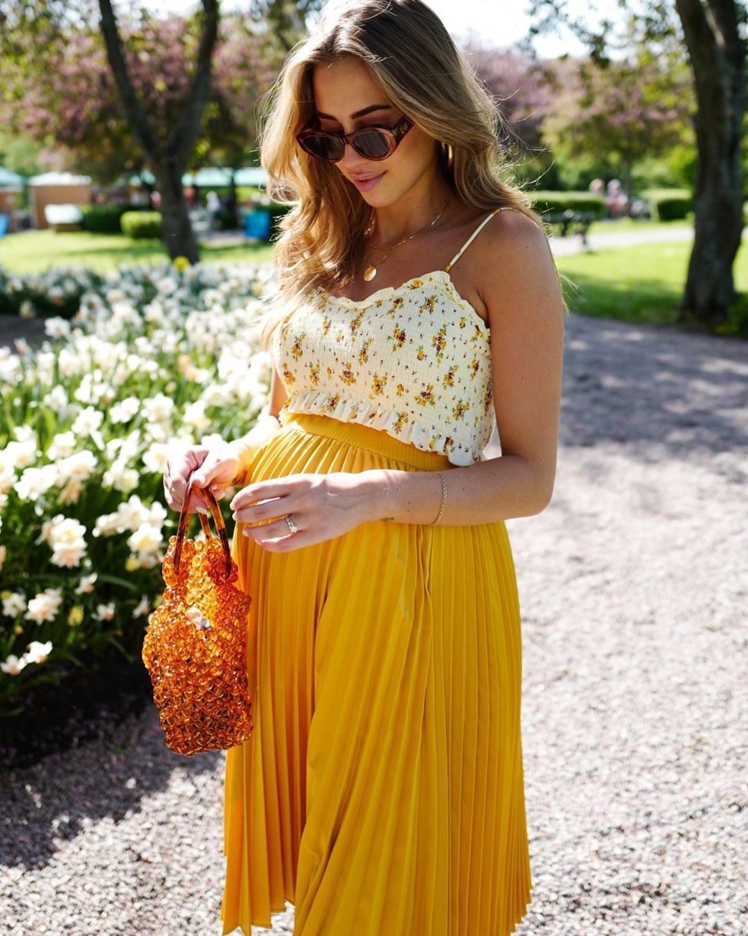 Беременные девушки в платьях