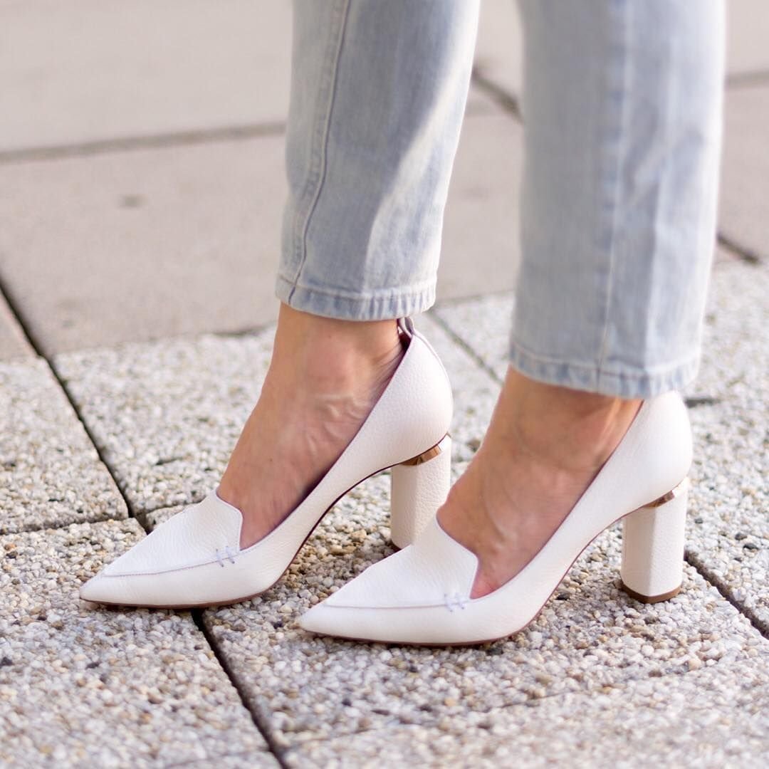 Белые модные туфли