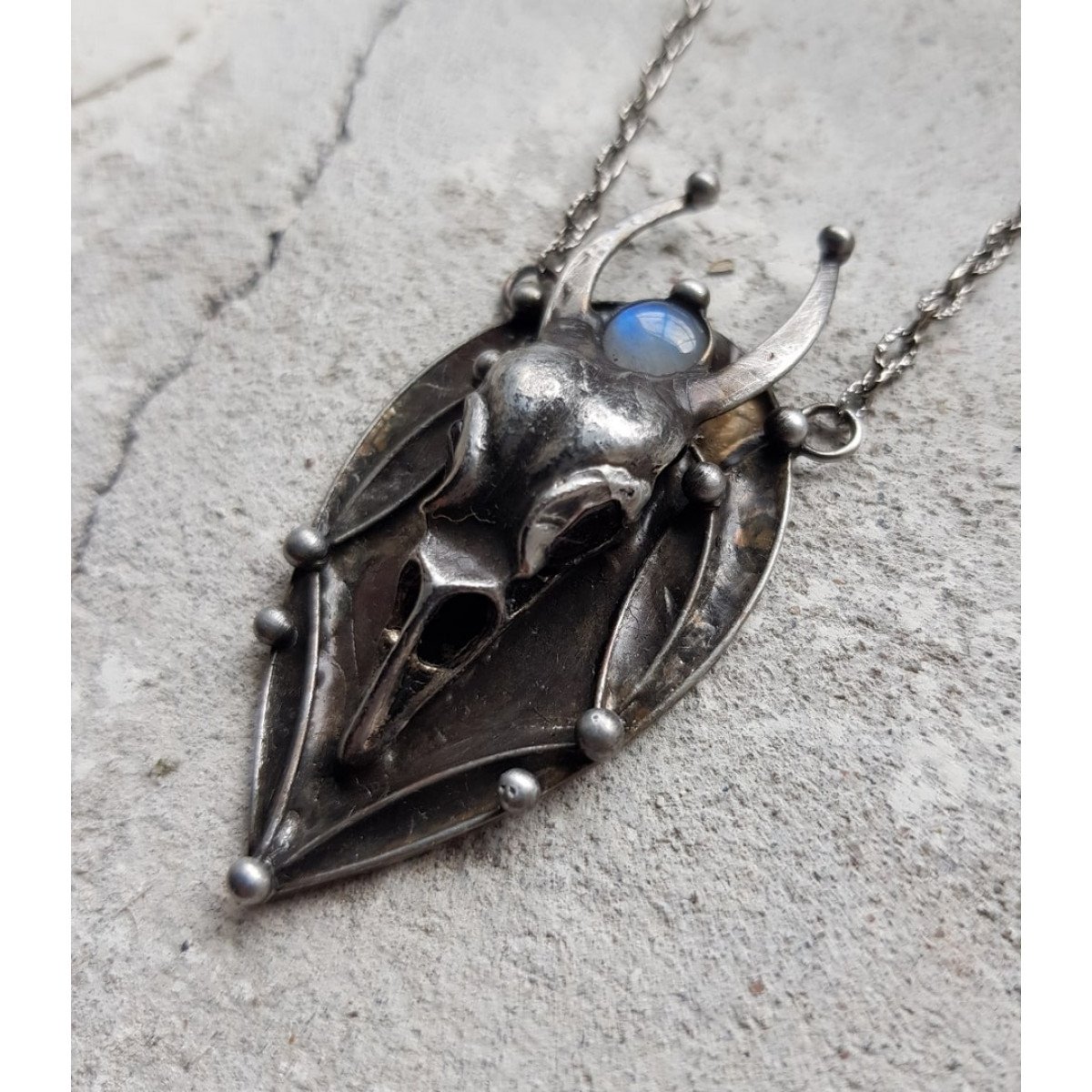 Вороний кулон